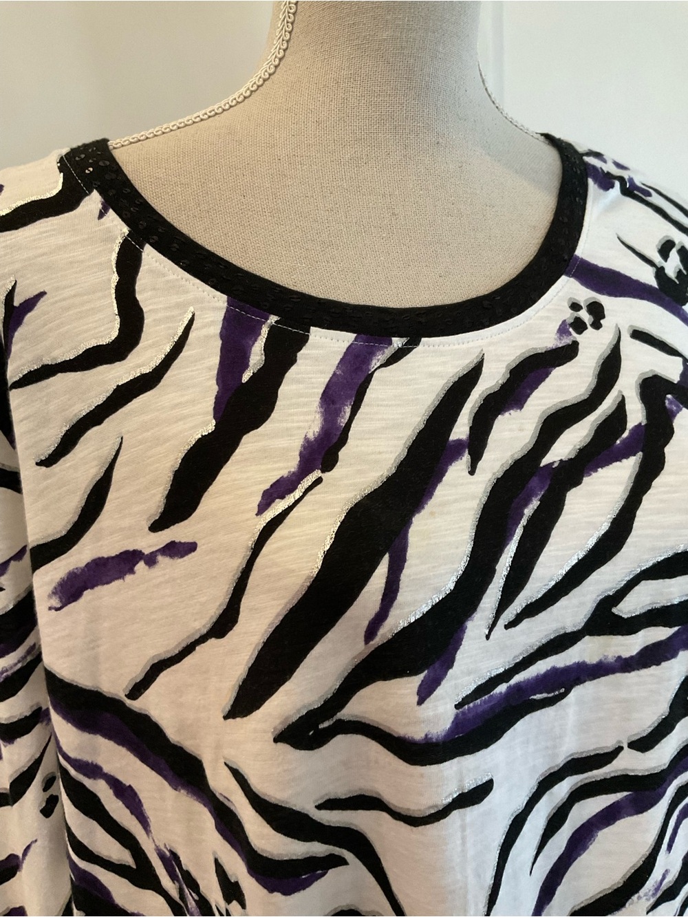CHICO’S ZENERGY TOP SZ 3 14/16 SEQUIN, SILVER, BLK , WHITE